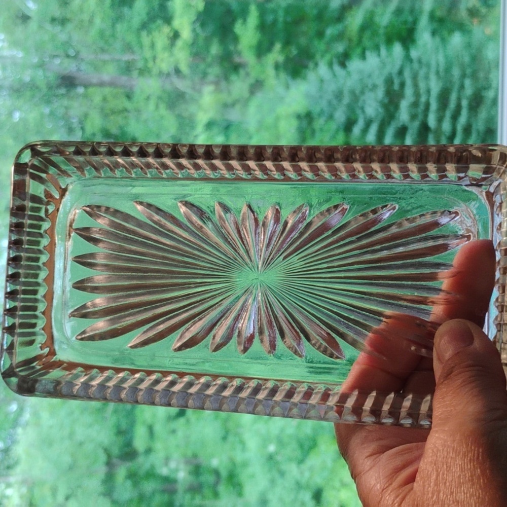 🧜🏻‍♂️  Vintage Butter Dish,Vanity Dish, or Relish Tray STARBURST CRYSTAL GLASS